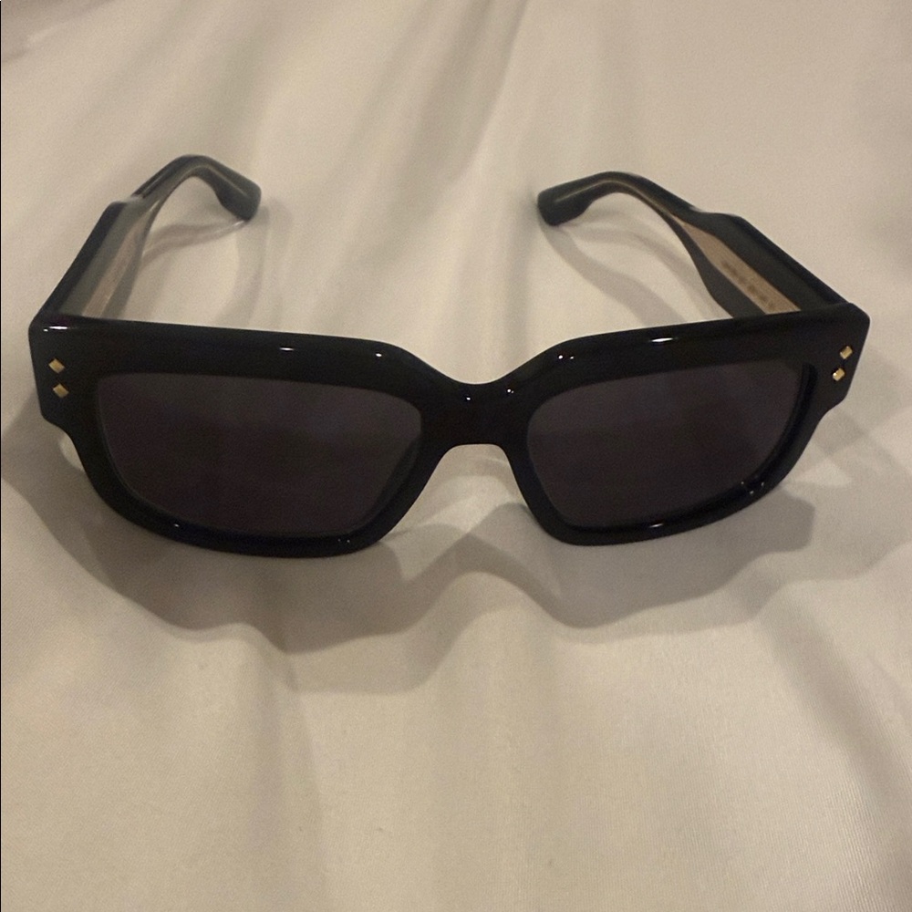 Gucci Black and Gold Sunglasses - Picture 2 of 4